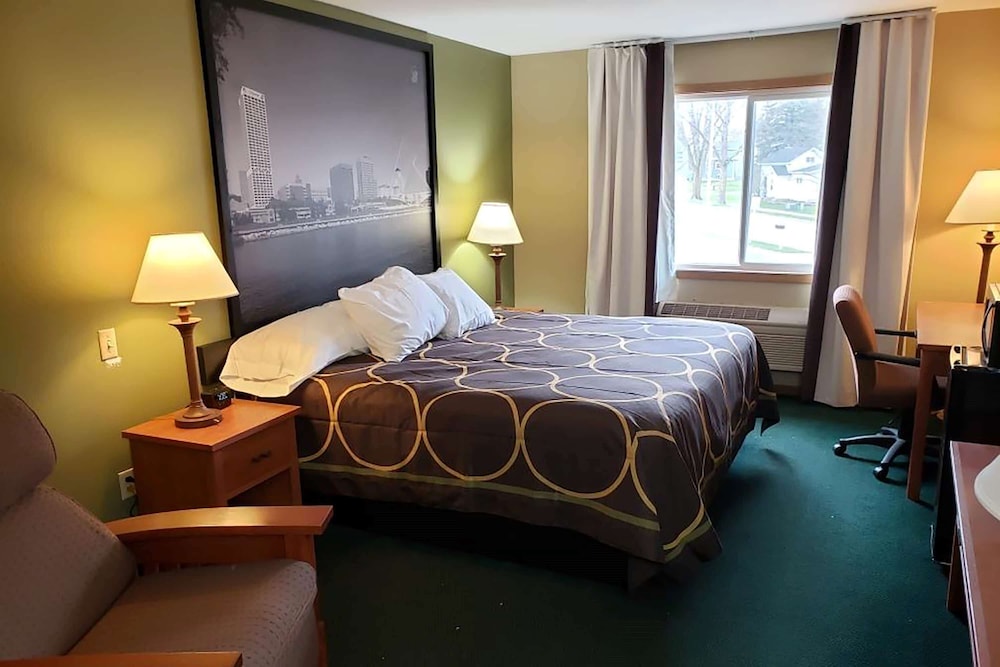 Super 8 by Wyndham Berlin WI 11/25