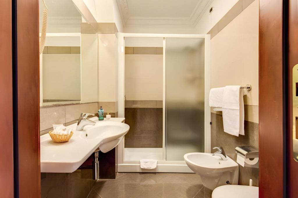 غرفة رباعية بسريرين كوين، Hotel Contilia 5/5