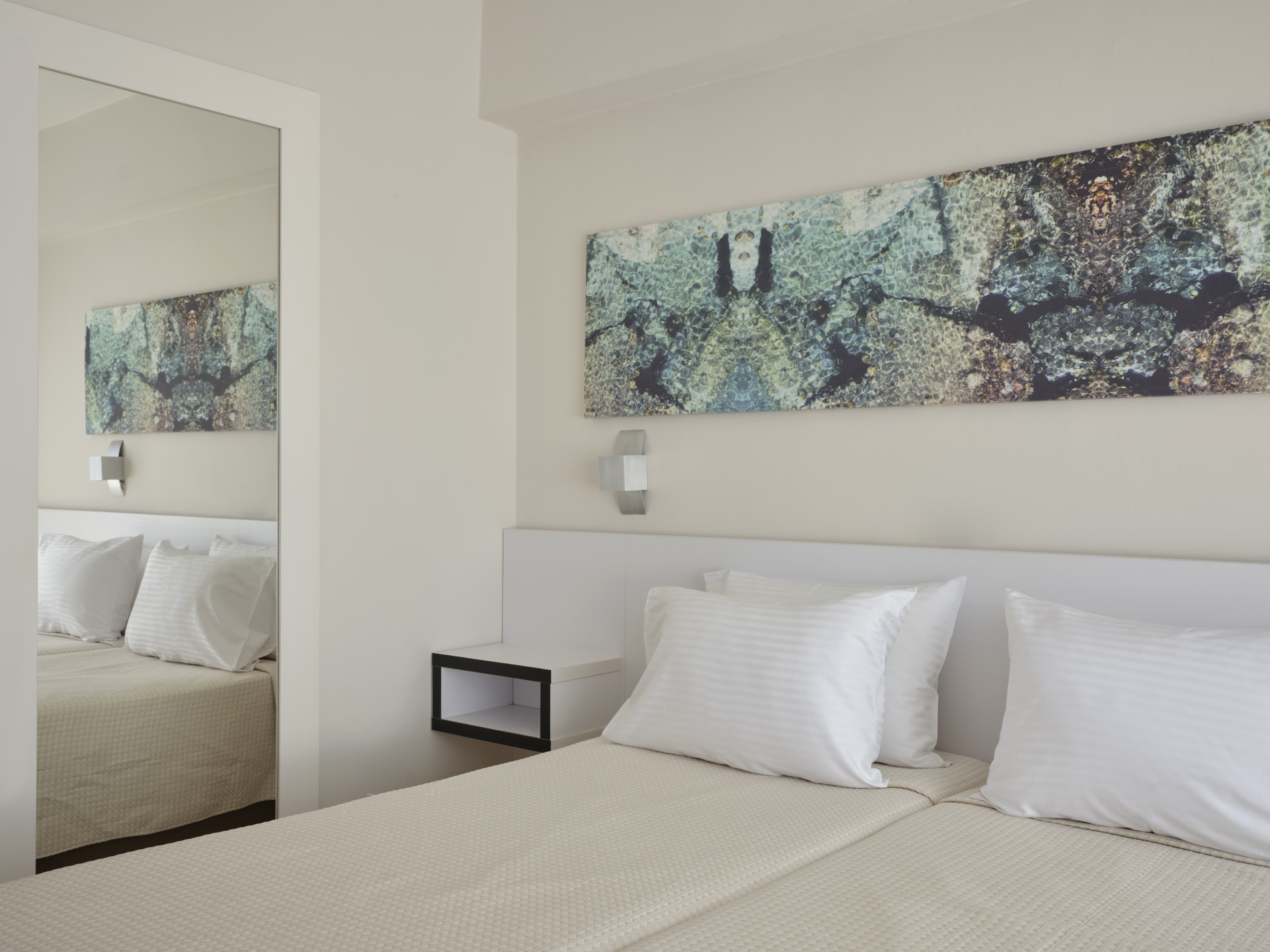 غرفة بسرير مزدوج أو سريرين منفصلين بإطلالة على البحر
