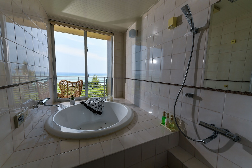 Odysis Onna Resort Hotel 70/72
