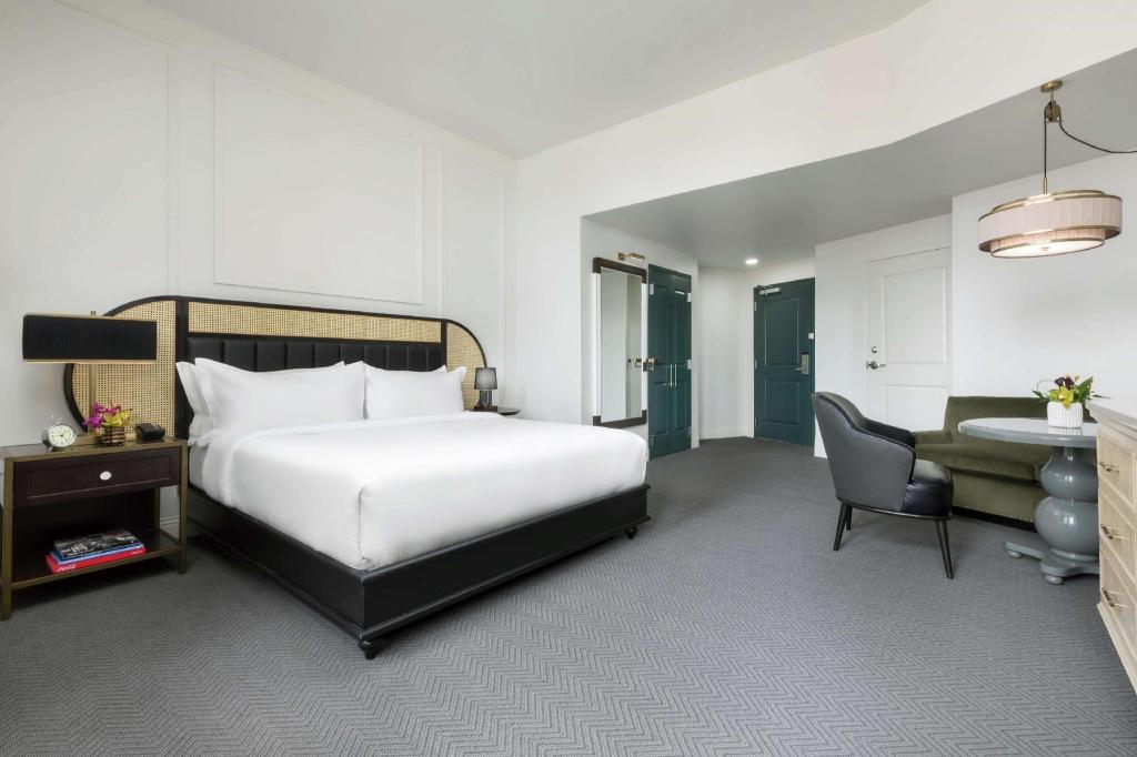 DELUXE, KING BED, CITY VIEW, ACCESSIBLE