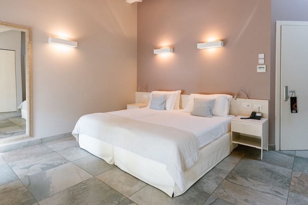 غرفة بسرير كينج بإطلالة على البحيرة، Relais Villa Porta 4/10