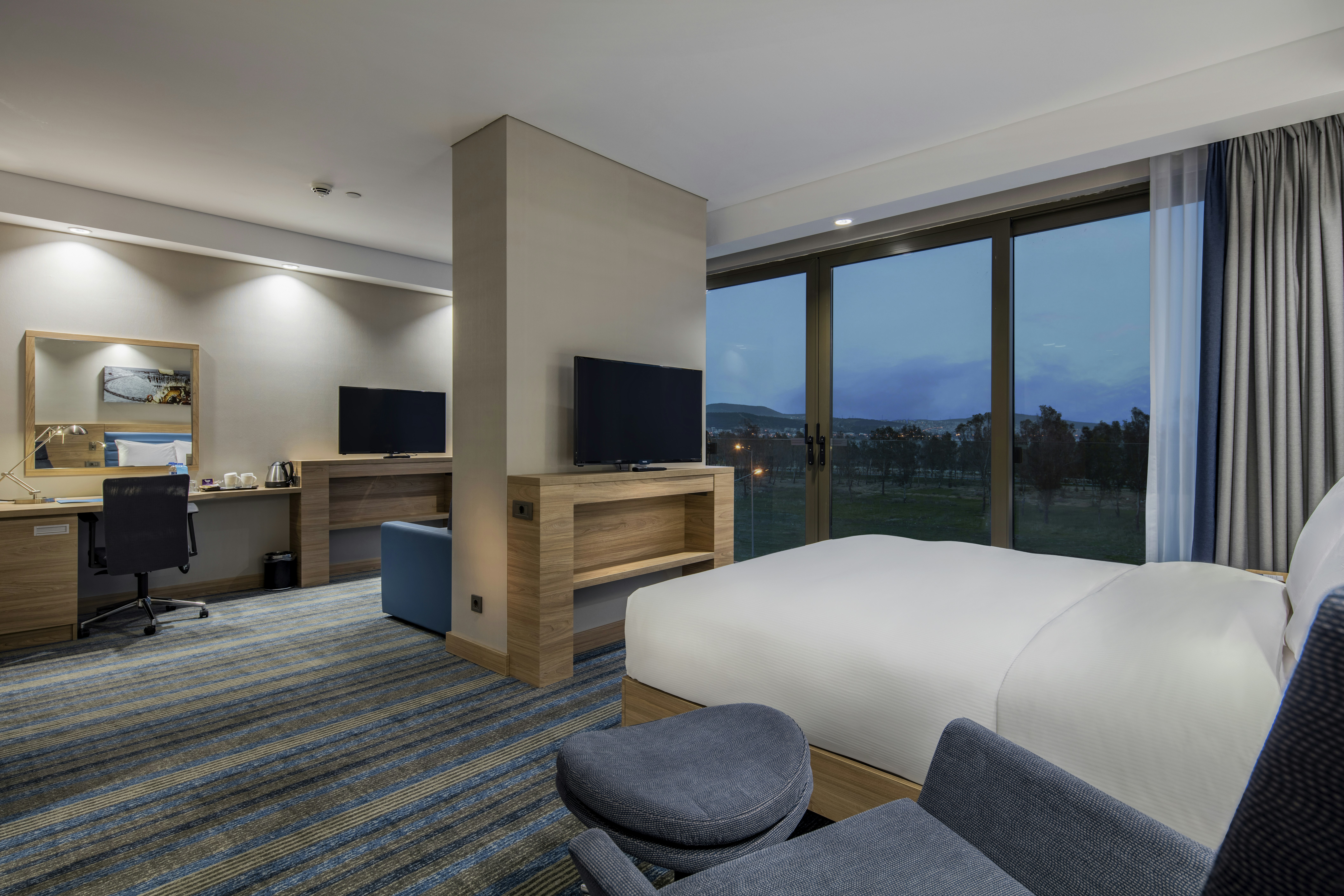 FAMILY, QUEEN BED, SOFA