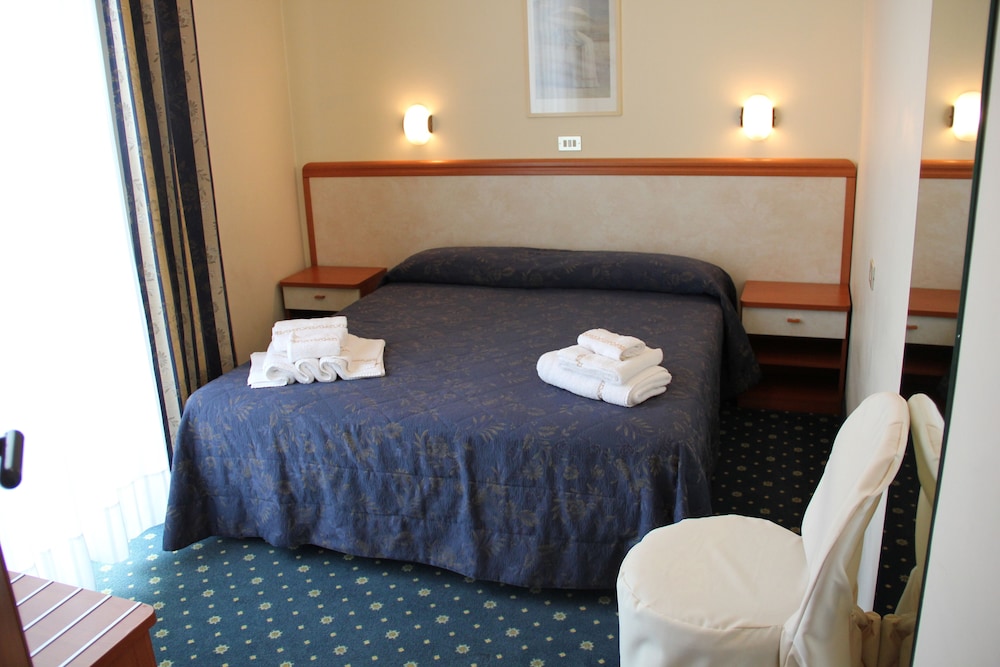 Hotel River 8/60