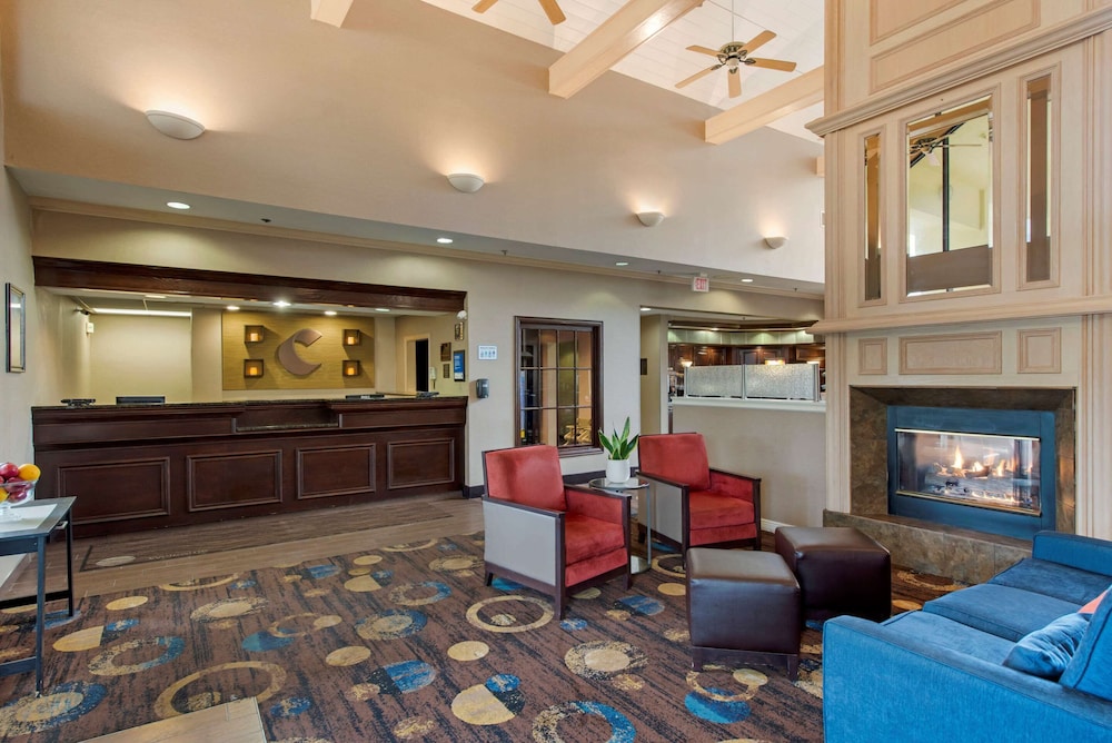 Comfort Inn & Suites Warsaw near US-30 5/44
