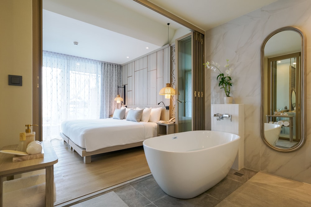 POOL, SUITE