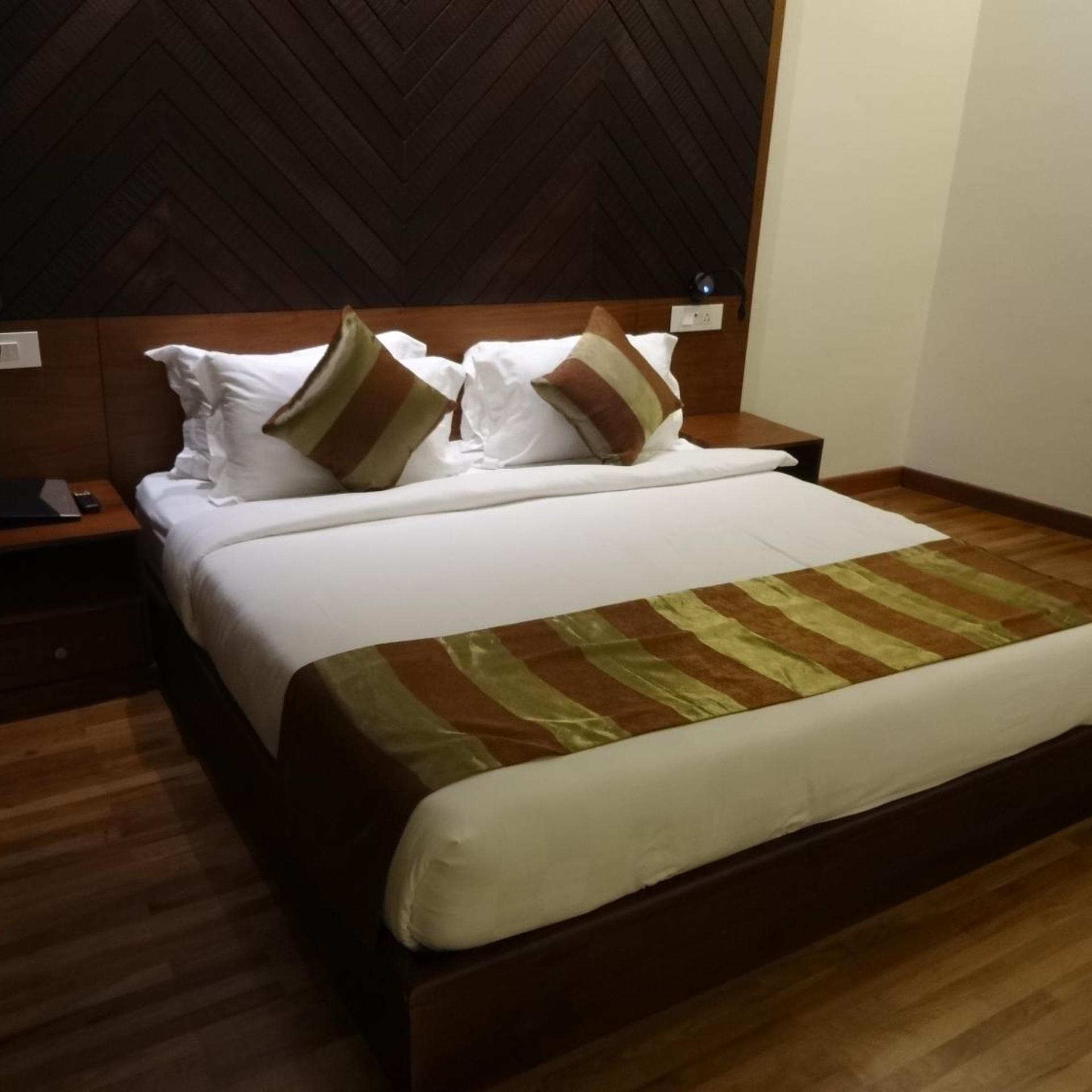 Woodies Bleisure Hotel 7/23