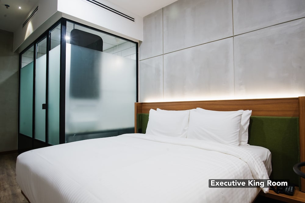 EXECUTIVE, KING BED