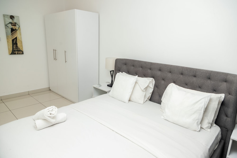 Embassy Gardens Premier Suites 27/50