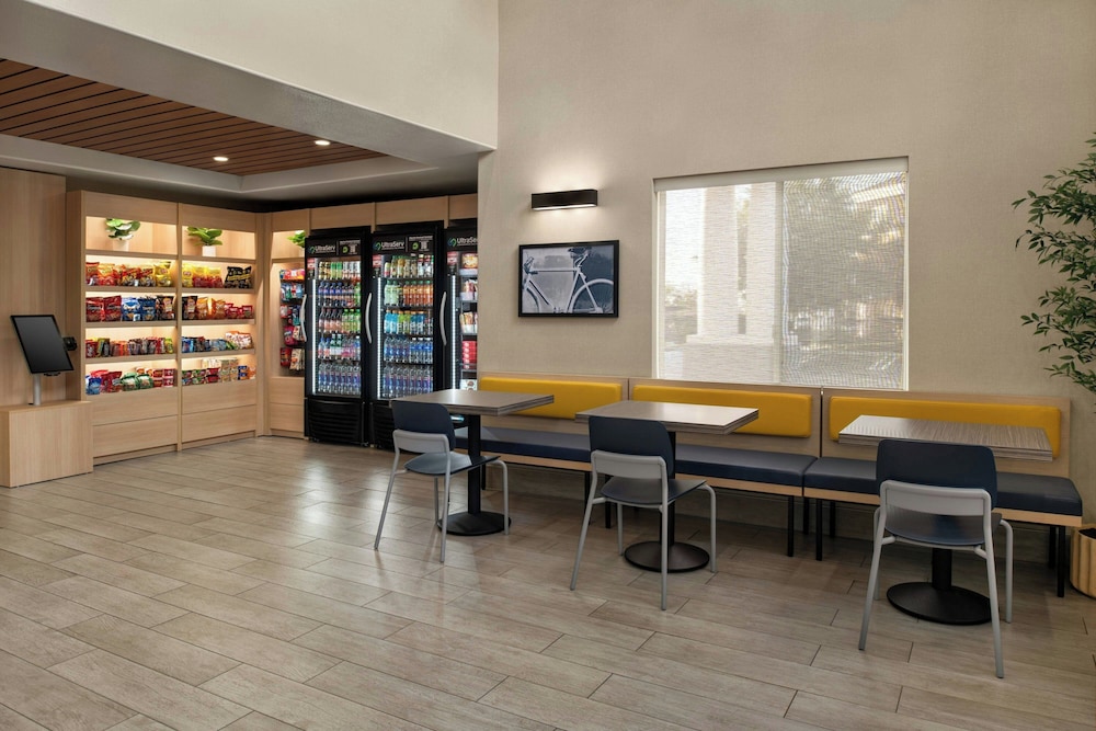 Holiday Inn Express Suites Rancho Cucamonga 35/57