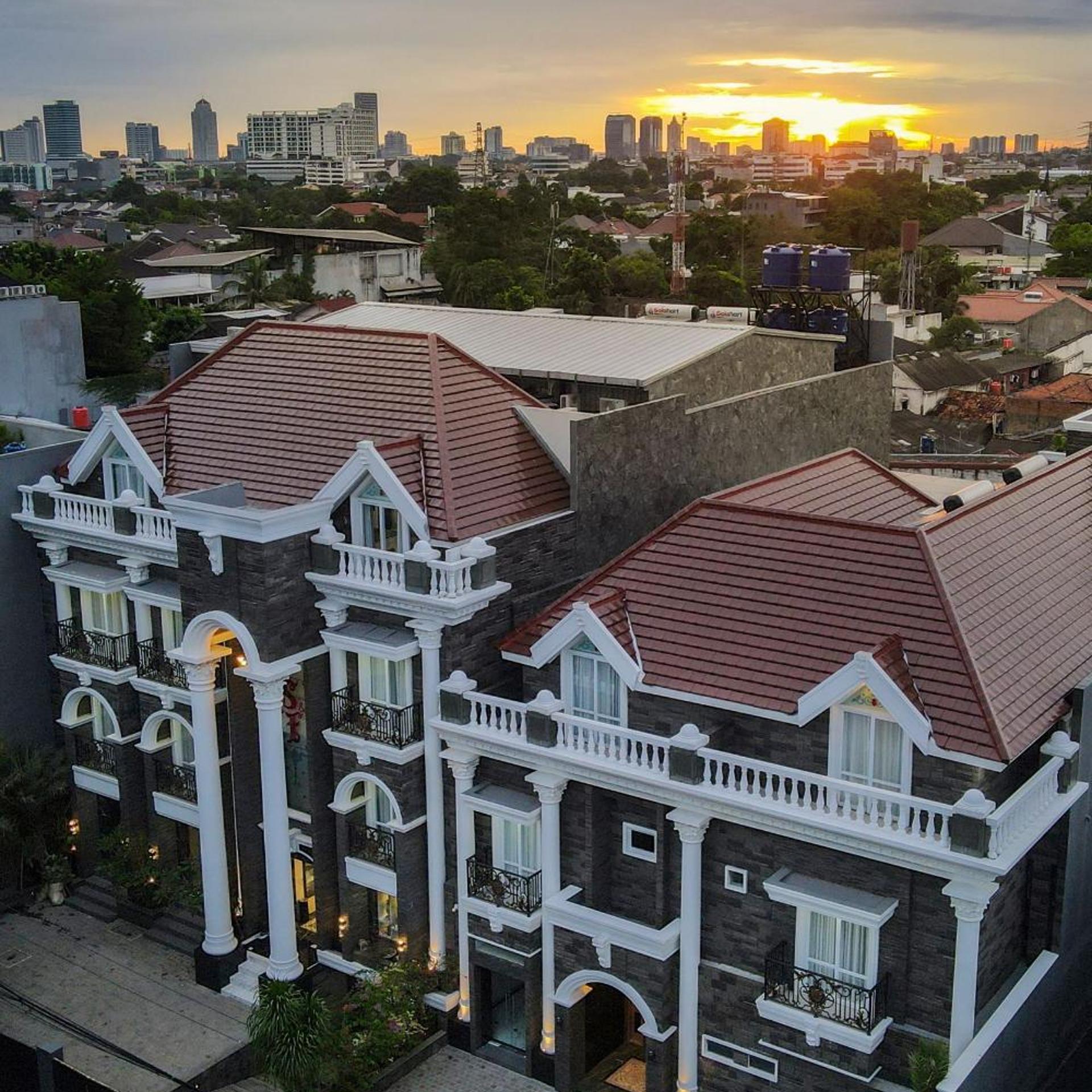 S and F Residence 36/36