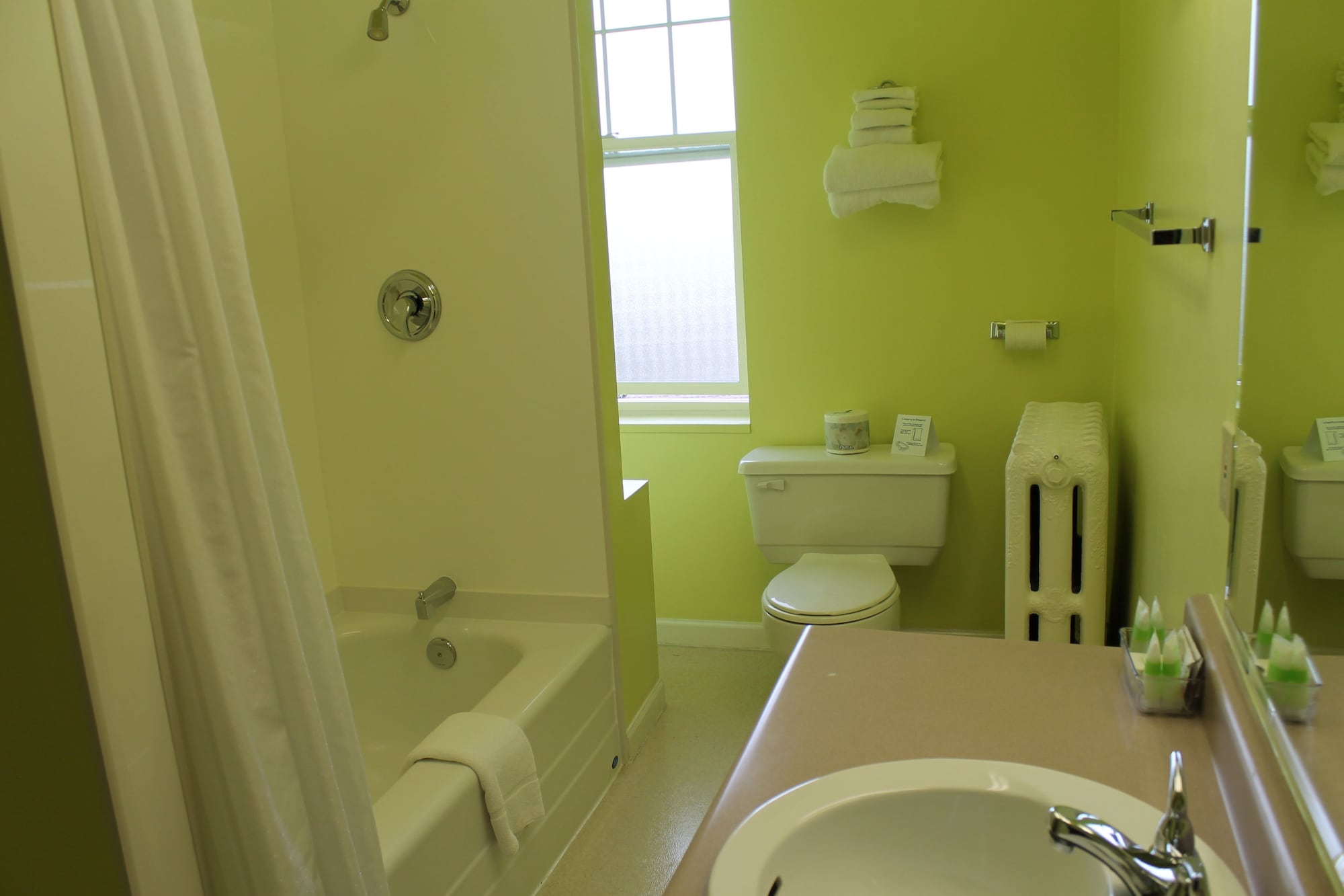 غرفة كلاسيكية بسرير كوين، James Bay Inn Hotel Suites Cottage 7/7