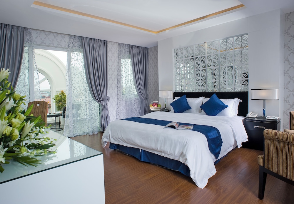 HONEYMOON, KING BED, CITY VIEW, BATHTUB