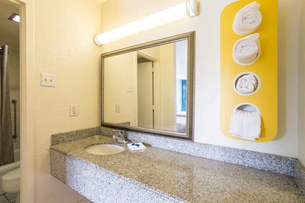 Motel6 Spring Hill, FL - Weeki Wachee 63/64