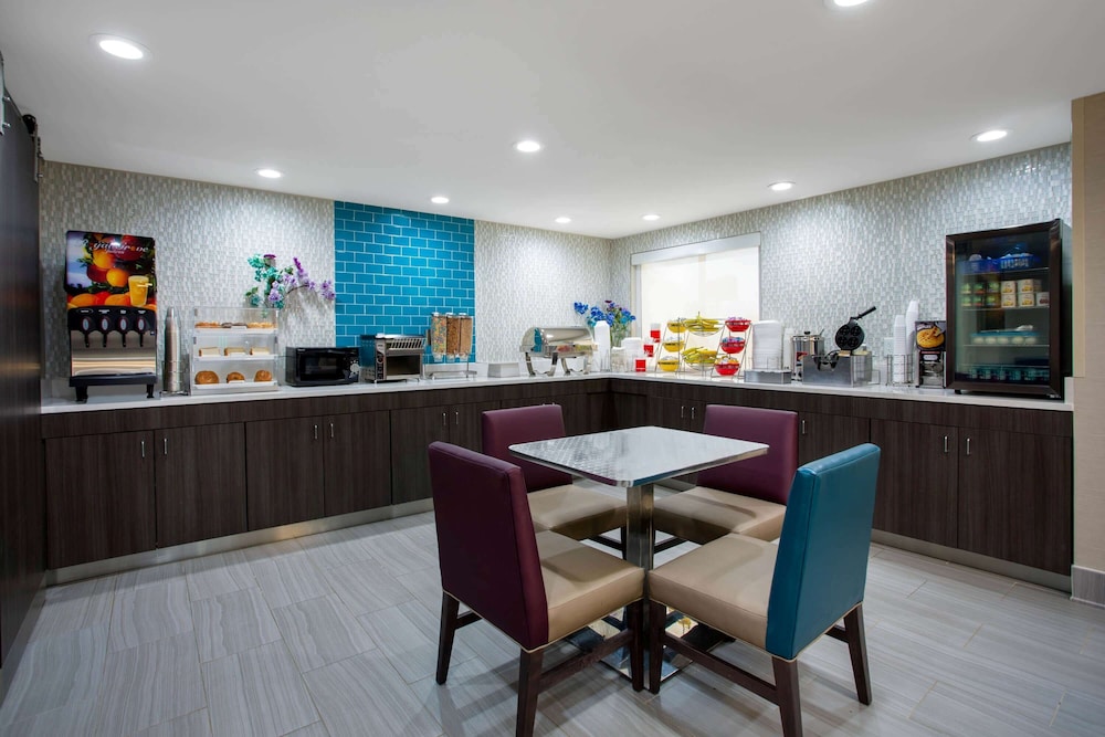 La Quinta Inn & Suites by Wyndham Roanoke Salem 41/58