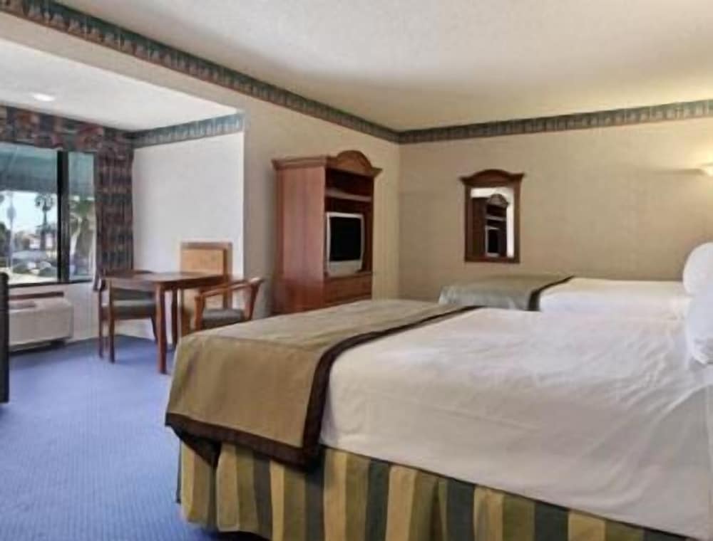 Travelodge by Wyndham Sunset-Huntington Beach Ocean Front 9/15