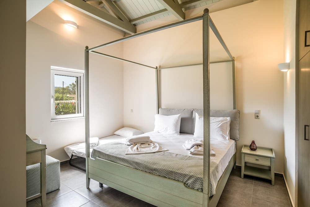 THREE STARS BEACH HOTEL 15/60