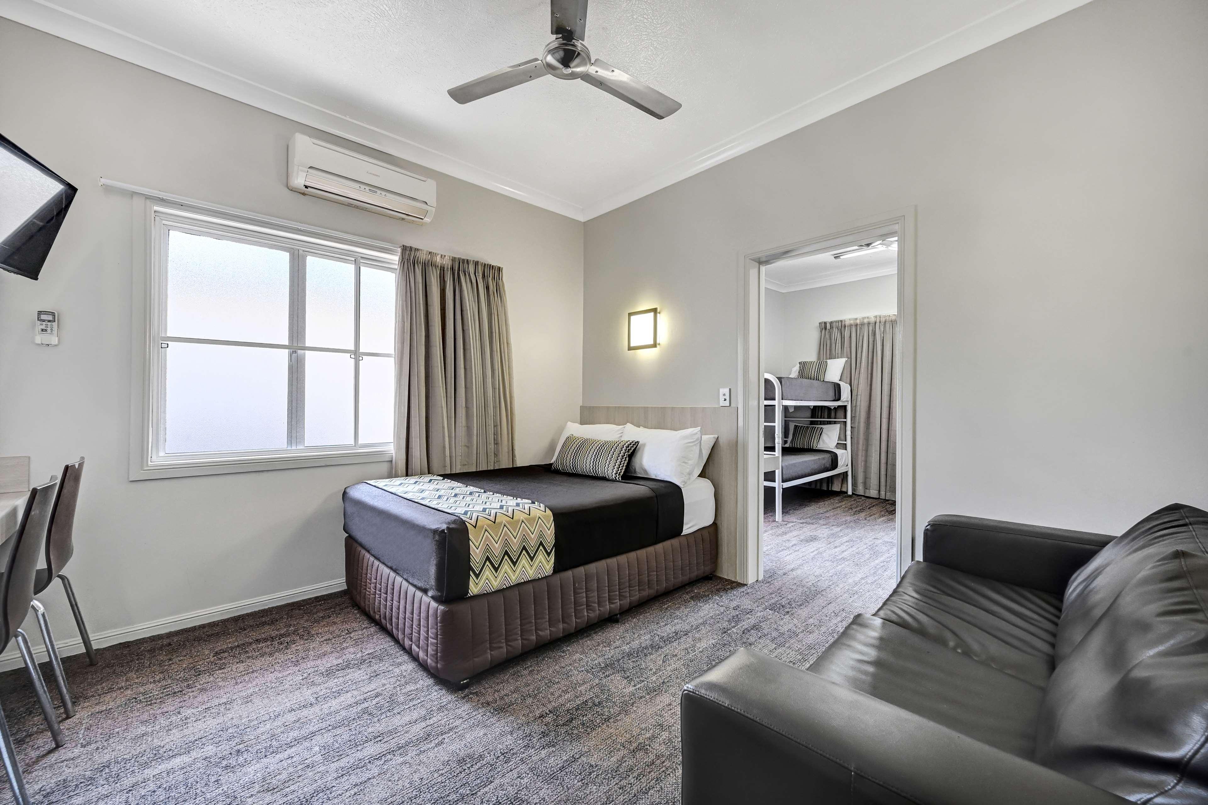 غرفة عائلية بأسرّة بطابقين، City Oasis Inn Townsville SureStay Collection by BW 3/4