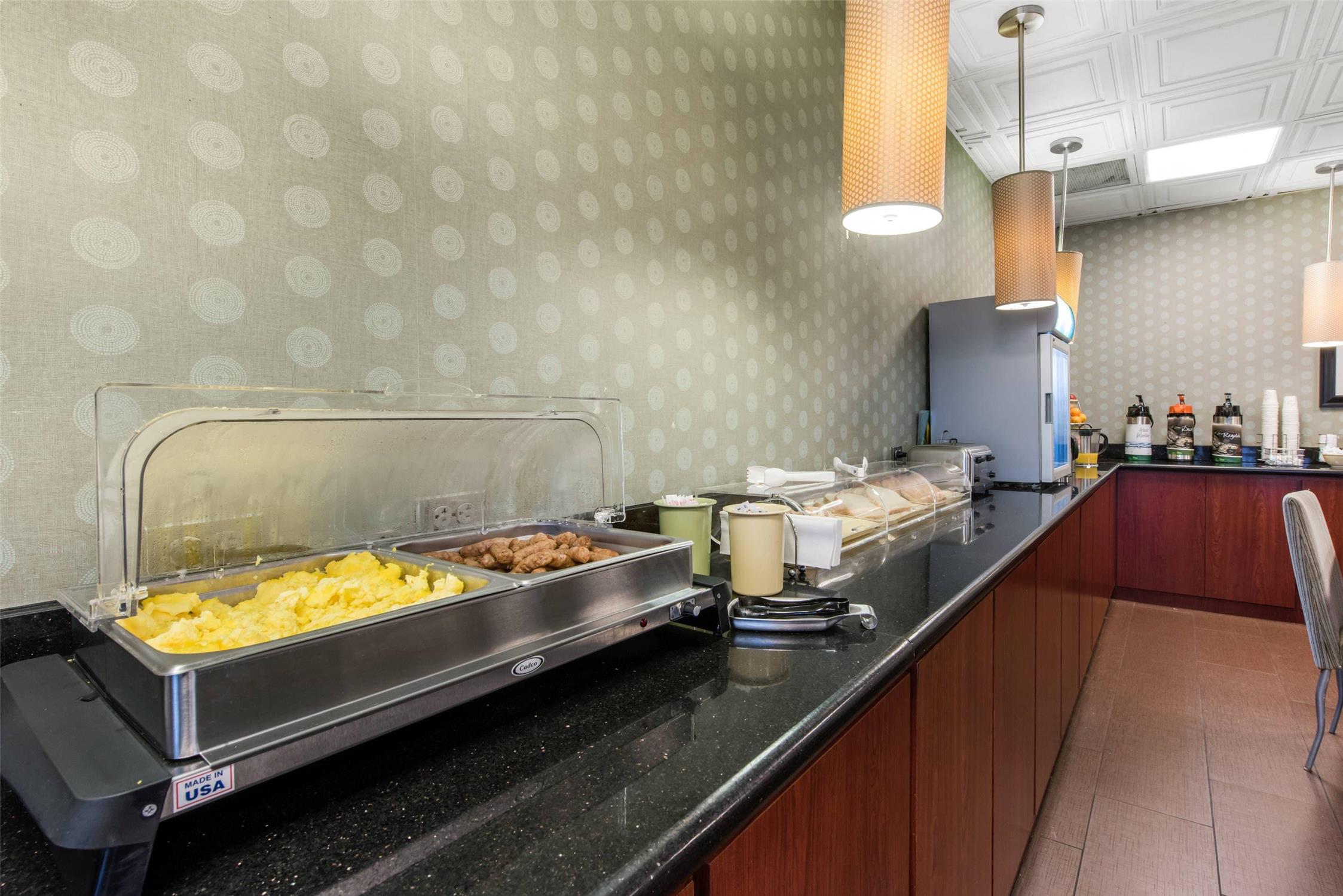 Quality Inn & Suites Charleston - Civic Center 28/28