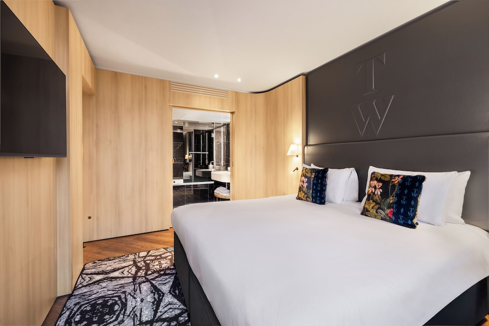 1 BEDROOM, SUITE