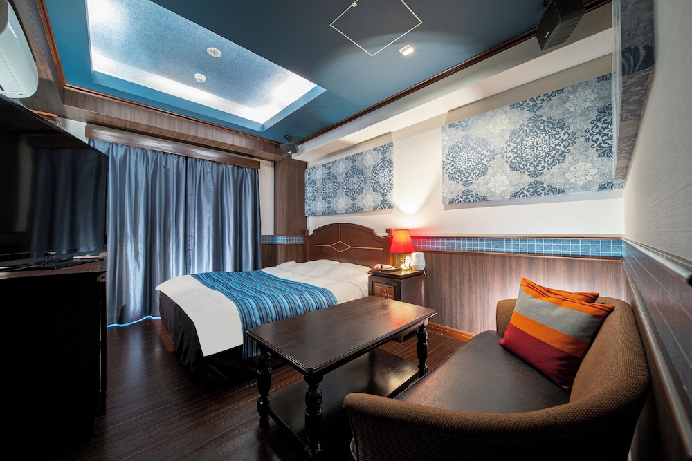 LUXURY, QUEEN BED, SMOKING