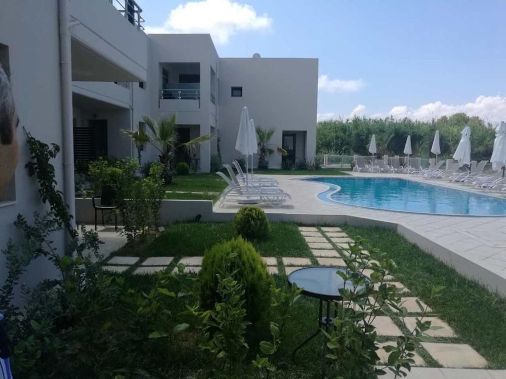 Carisa Suites and Apartments 45/50