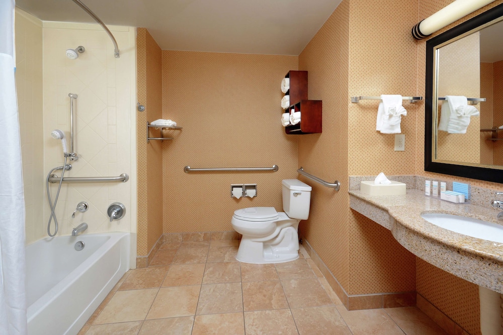Hampton Inn & Suites Huntersville 9/37