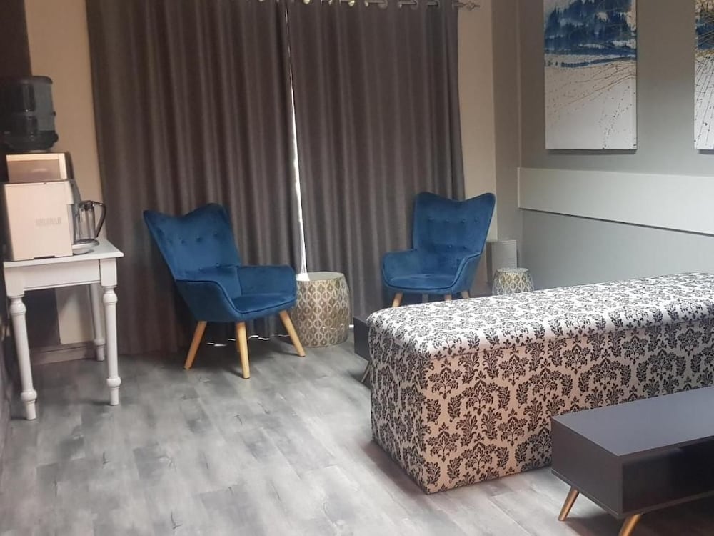 Outlook Lodge OR Tambo 29/35
