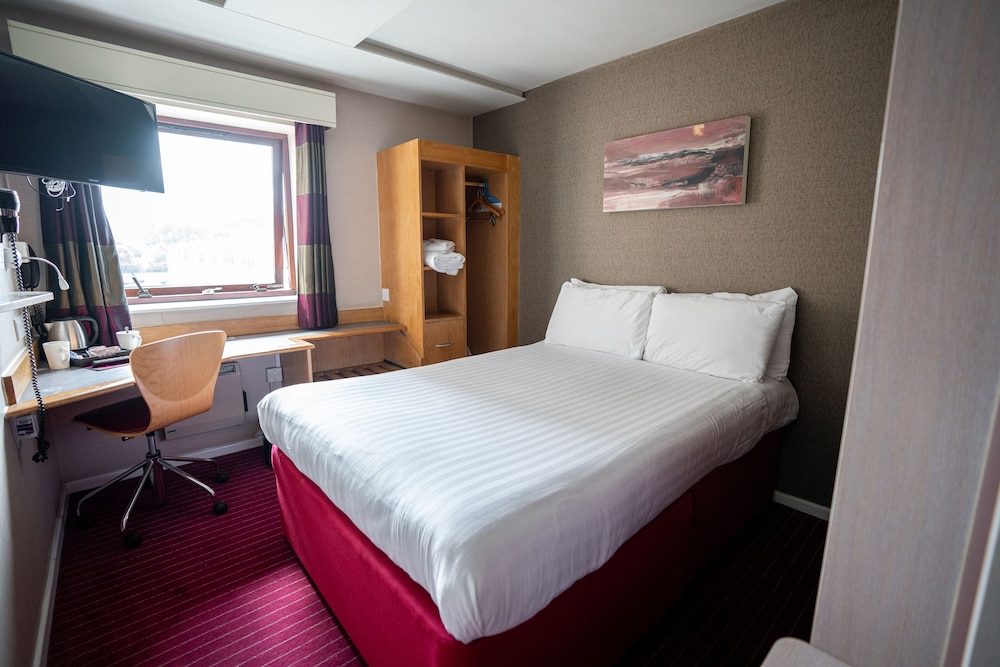 Pendulum Hotel 25/68
