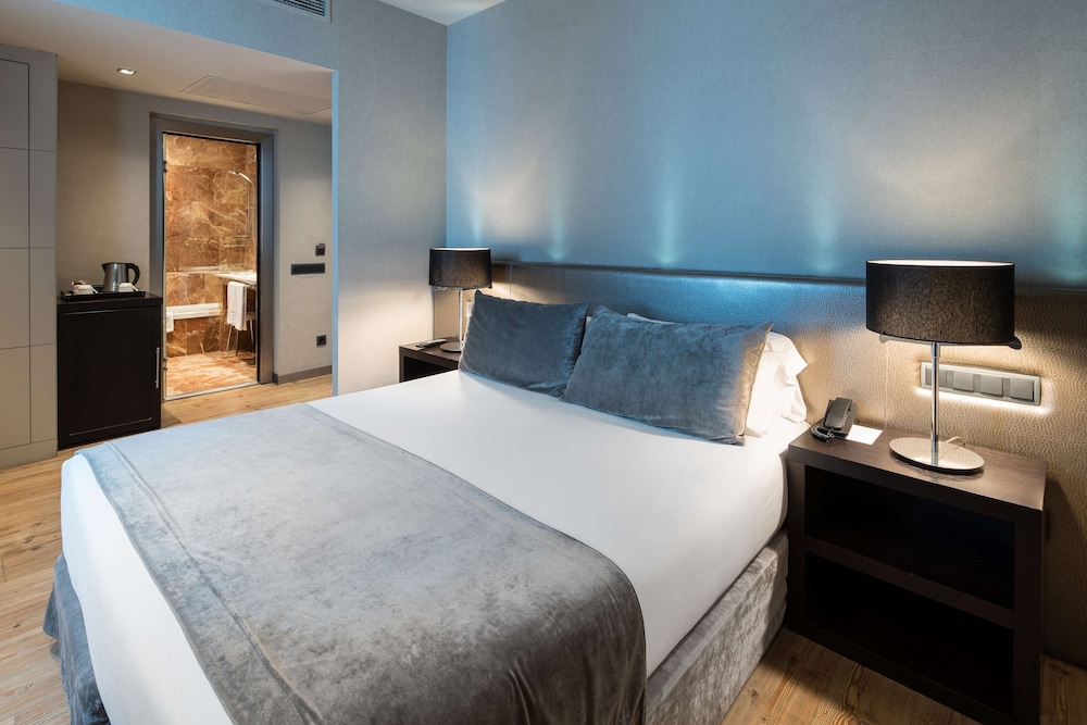 ROOM, DOUBLE BED