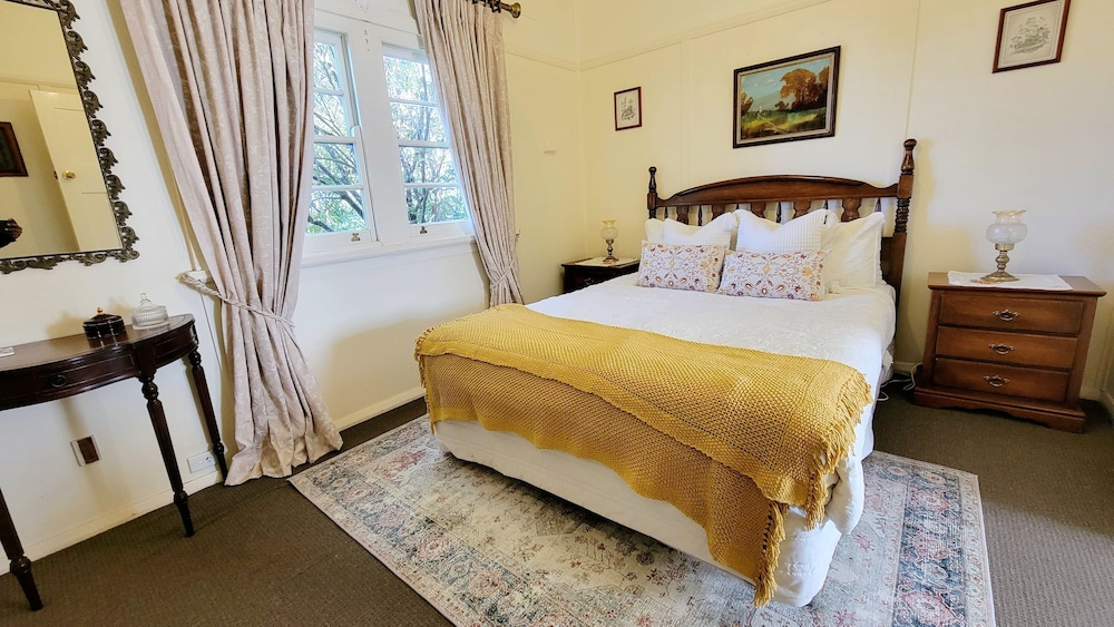 Cottage, 1 Single and 2 Queen Beds