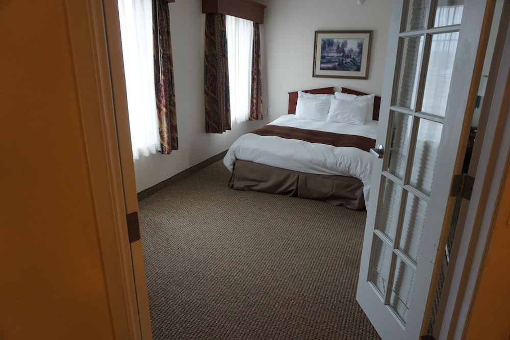 River Hills Hotel 4/66