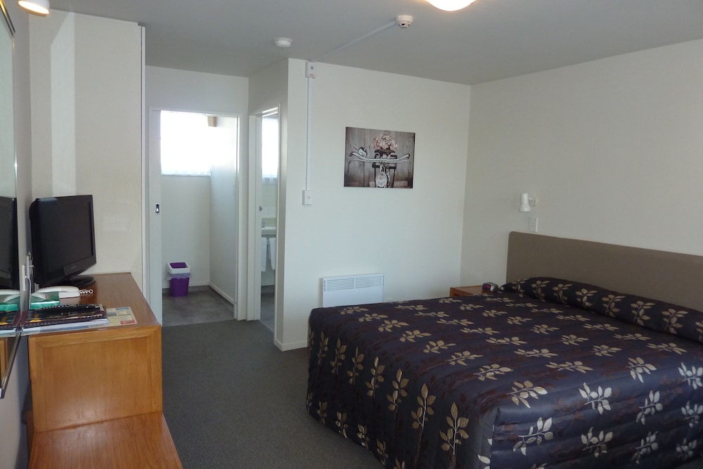 Colonial Inn Motel 18/41