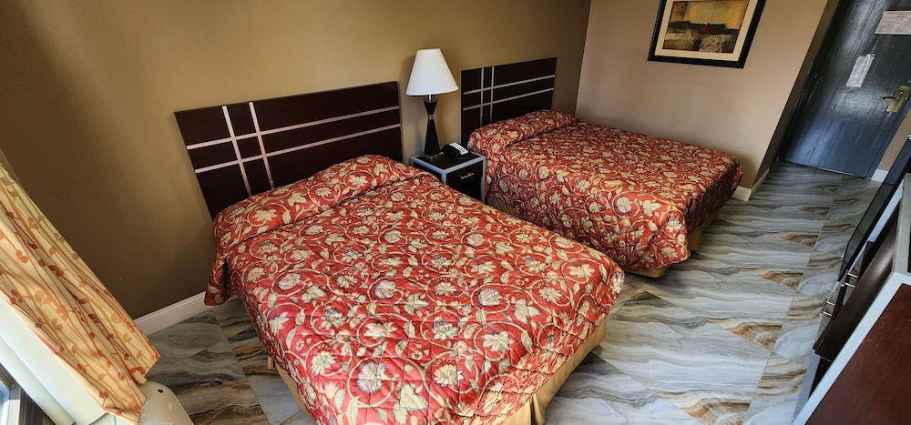 Townhouse Inn &amp; Suites 8/25
