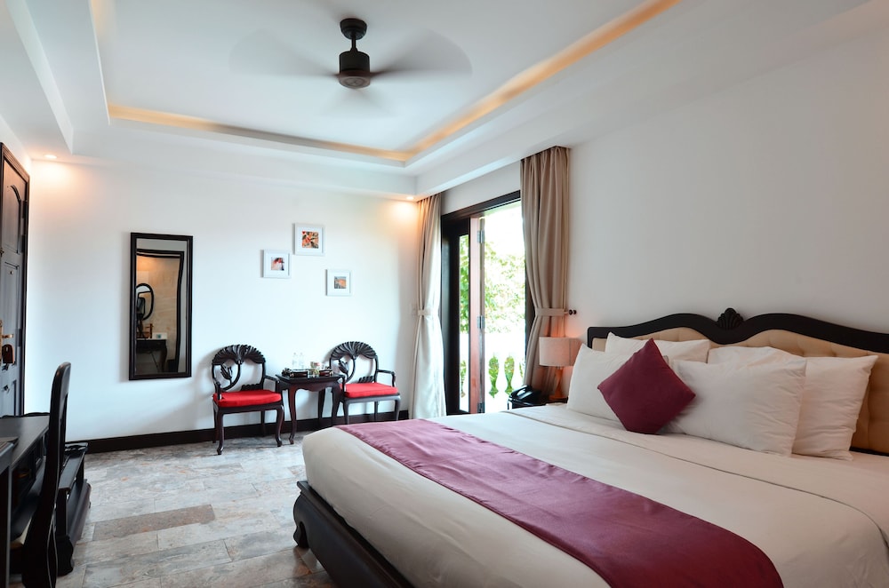 EXECUTIVE, DOUBLE BED, POOL VIEW