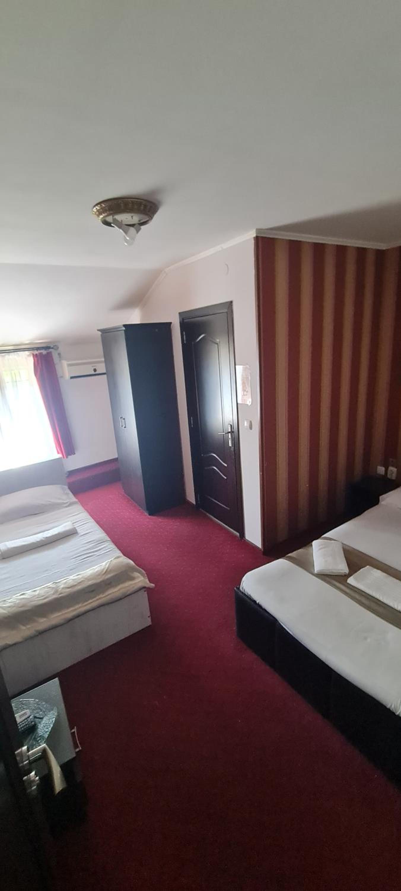 غرفة بسريرين منفصلين