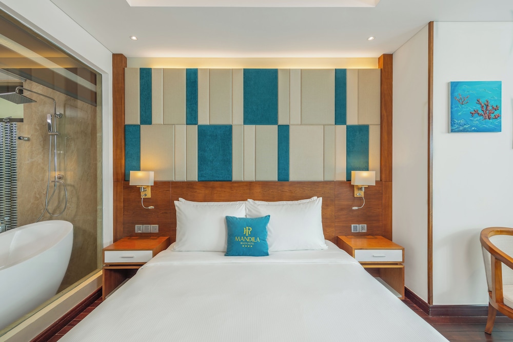 Deluxe, King Bed, Ocean Front, Balcony، Mandila Beach Hotel Danang 5/6