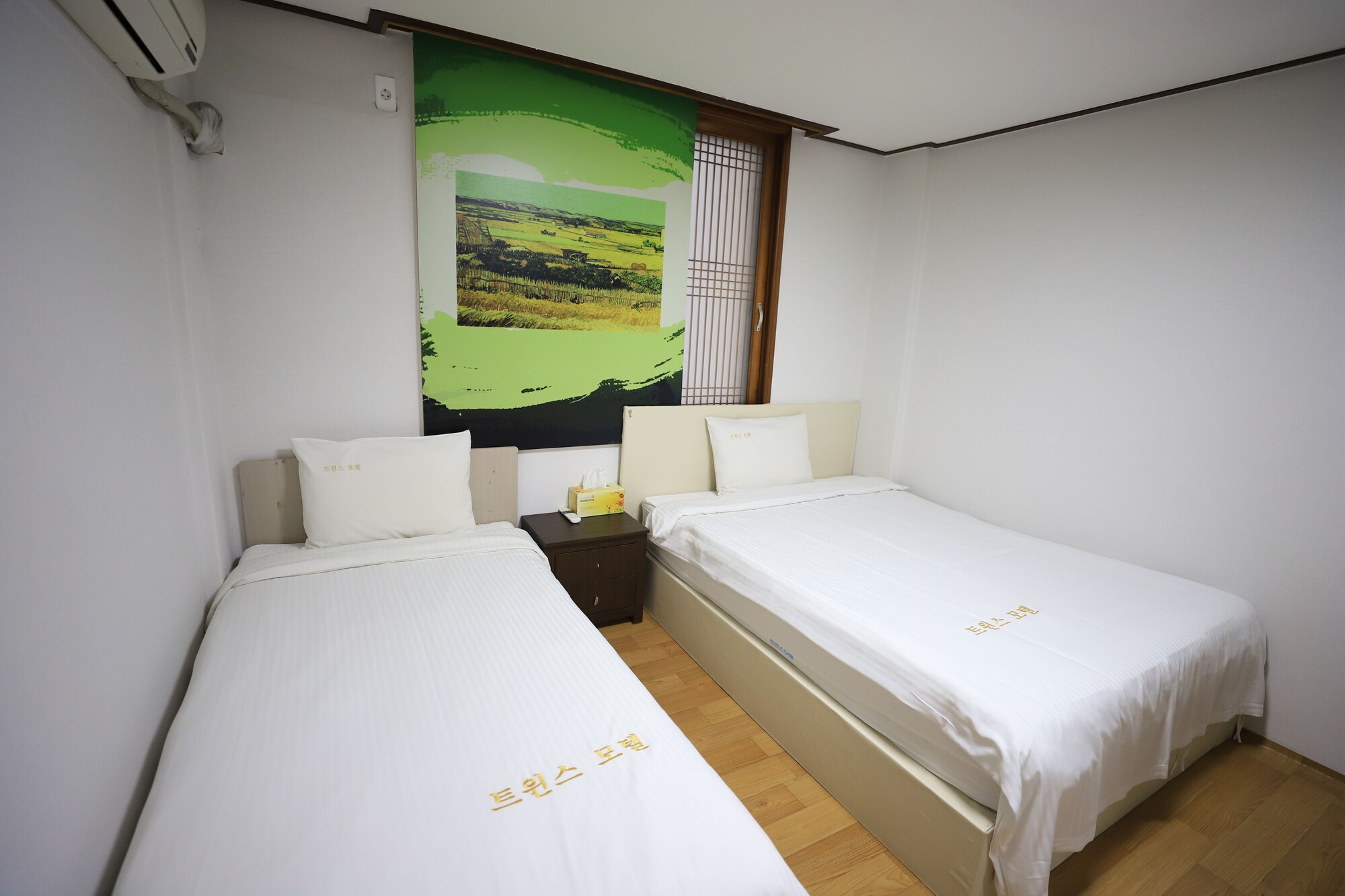ROOM, TWIN BEDS