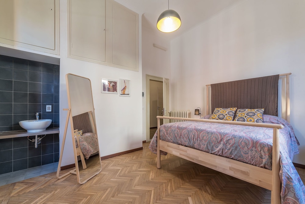 ROOM, DOUBLE BED