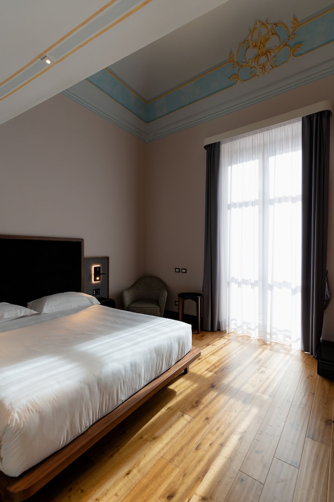 TOWER, JUNIOR SUITE, MULTIPLE BEDS, CITY VIEW