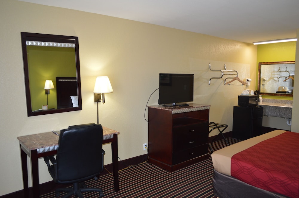 Econo Lodge Lake Charles University Area 19/48