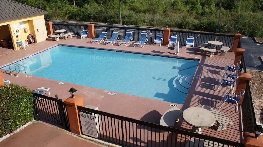 Home Town Inn And Suites 27/47