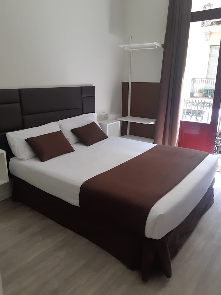 ROOM, DOUBLE BED