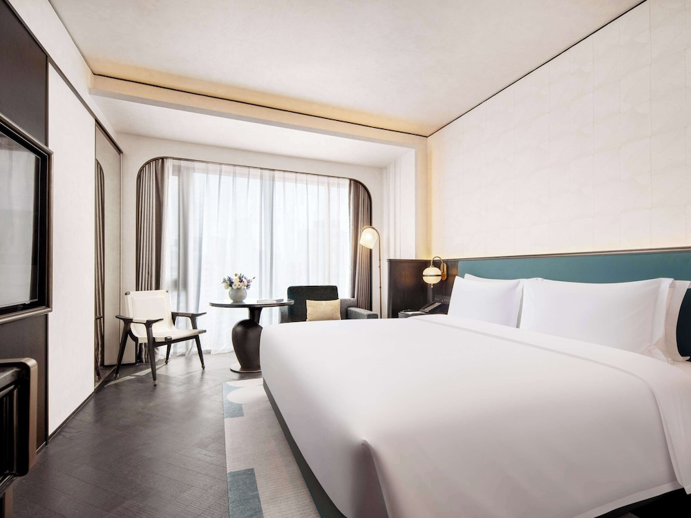 SUPERIOR KING BED ROOM