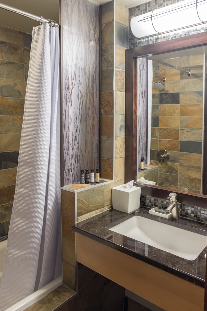 Sunshine Mountain Lodge - Superior Room 5/61