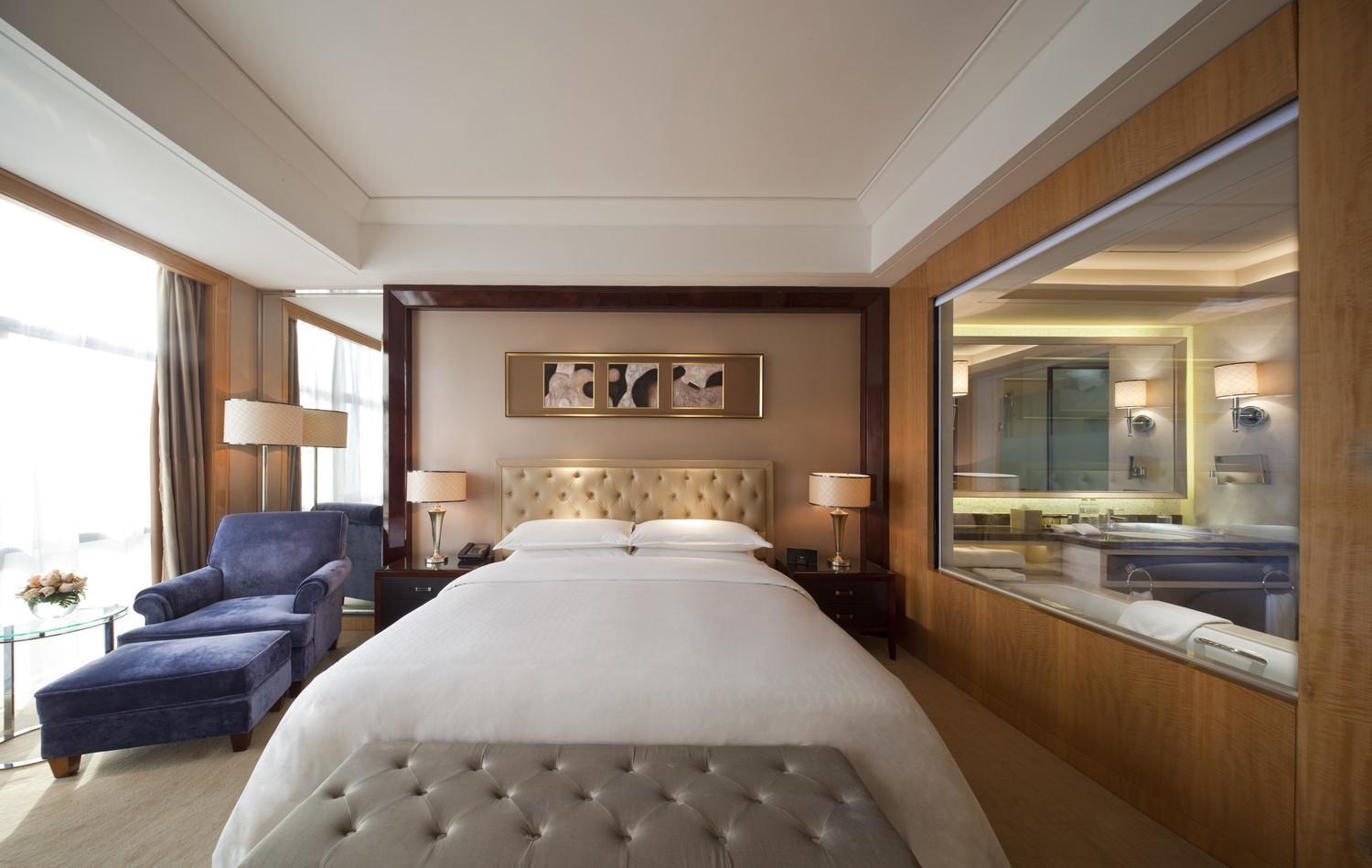 Guest Room, Premier, King Bed, City View, Middle Floor