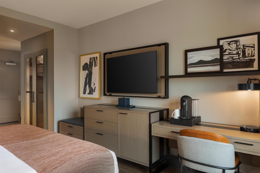 غرفة قياسية بسرير كينج بشرفة، Hotel Avail Rogers, Tapestry Collection by Hilton 3/5