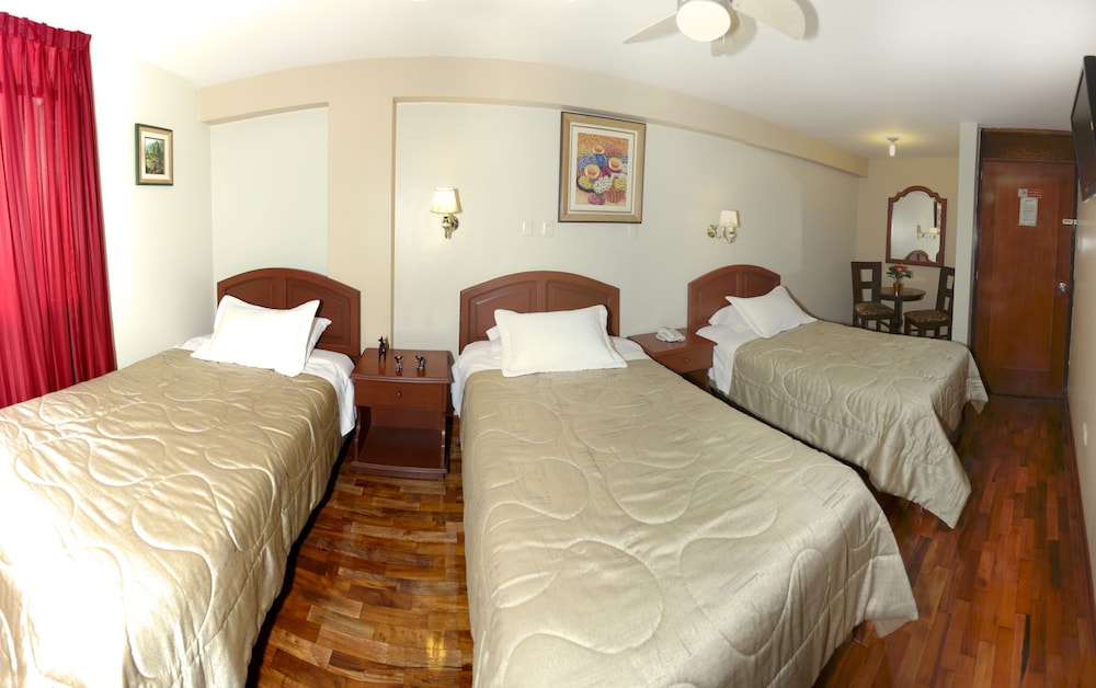 MANHATTAN INN AIRPORT HOTEL 11/73