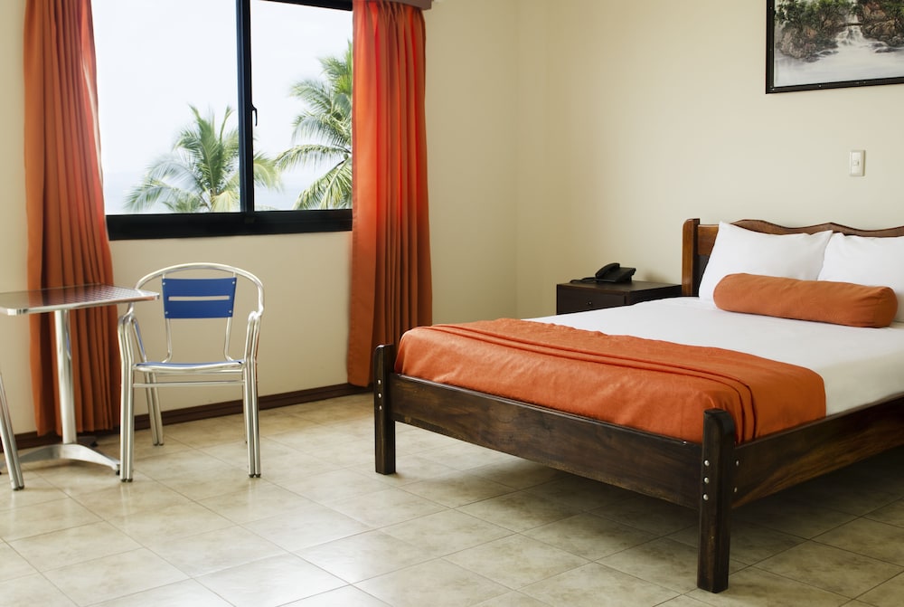 STANDARD, QUEEN BED, GARDEN OR POOL VIEW