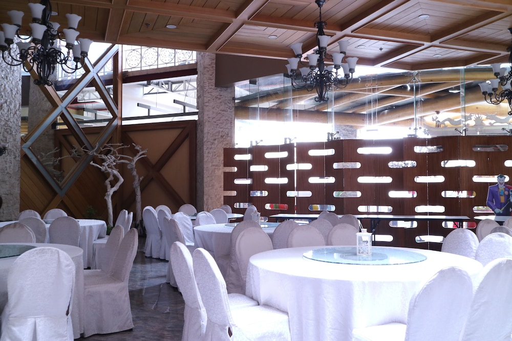 Paragon Hotel And Suites 50/50